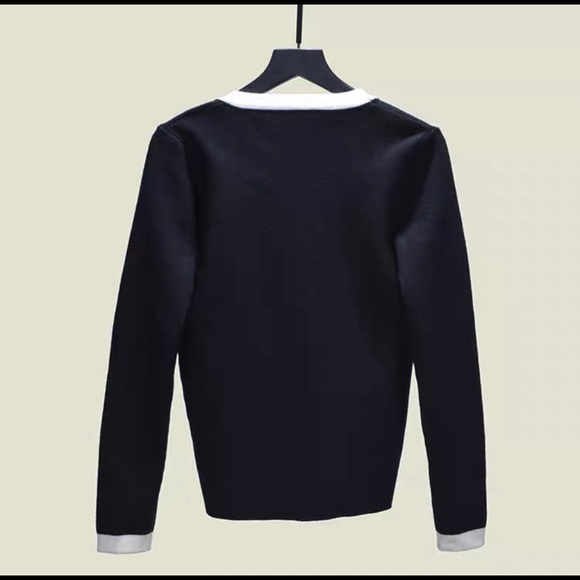 Chanel style sweater with faux pearls button - Picture 2 of 4